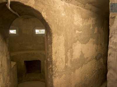 � composta da due ambienti: il primo � caratterizzato da aperture esterne rettangolari, attraverso le quali i soldati potevano sorvegliare l'area circostante e aprire il fuoco in caso di pericolo...